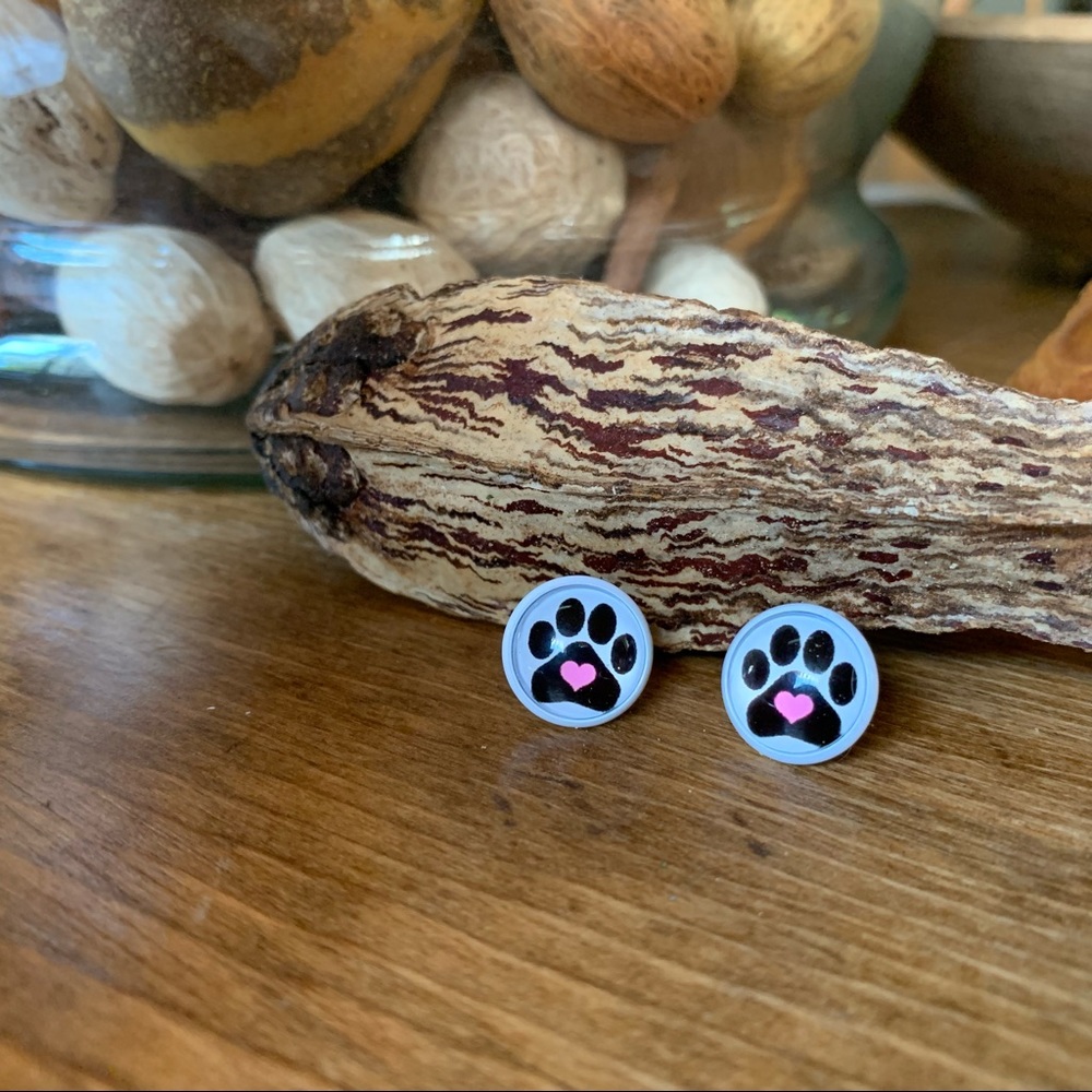 Animal lover paw print stud earrings, NWT, pet